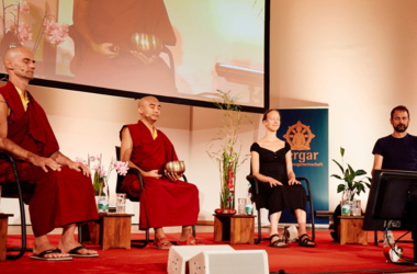 Gemeinsames Panel mit Mind & Life Europe 2022 in Nürnberg. HolgerYeshe, Mingyur Rinpoche, Marieke van Vugt und Antoine Lutz (v.l.n.r.) während einer Meditation.