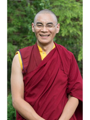 Lama Trinley © Tergar International Portraitaufnahme von Lama Trinley, der in die Kamera lächelt