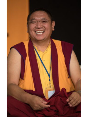 Khenpo Kunga © Tergar International Portraitaufnahme von Khenpo Kunga, der in die Kamera lächelt