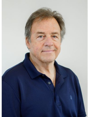 Tim Olmsted © Tergar International Portraitaufnahme von Tim Olmsted, der in die Kamera lächelt