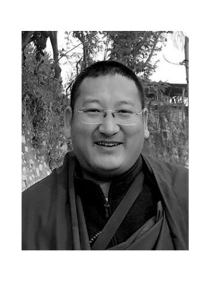 Khenpo Gyurme © Tergar International Portraitaufnahme von Khenpo Gyurme, der in die Kamera lächelt