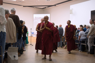 Mingyur Rinpoche begrüßt die Teilnehmer*innen an den Unterweisungen 2016 in Nürnberg im Germanischen Nationalmuseum