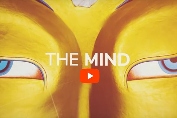 Augen einer goldfarbenen Buddha Statue; mittig der Play Button